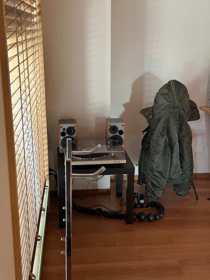 レコード専用コーナーを作ってみました！
部屋の隅が素敵な空間になりました👏

コードがちらりと見えるのがきになるのですが、、
みなさんどうやって収納してますか🤦‍♂️

#一人暮らし
#インテリア
#ルームツアー
#レコード
#1ldk
#俺の部屋