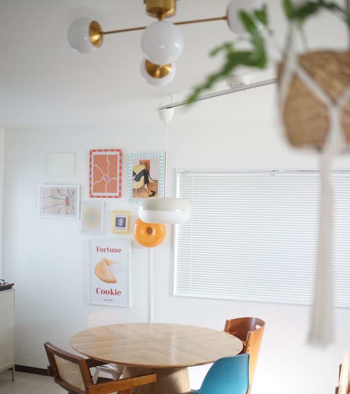 ポスターのフレームをちょっと
アレンジして変えてみました
オレンジとピンクの配色がお気に入りです

#ポスター #ポスターフレーム #ダイニングインテリア #ダイニング #植物のある暮らし #カラフルインテリア #建売住宅