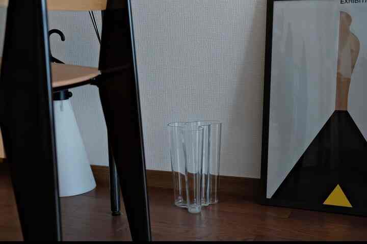 ~Favorite vase~
ittala aalto bass
Cute curved vase
A masterpiece that has a strong presence just by leaving it on display.

#vase
#ittala
#aaltobase
#flosmayday
#jumpprouvé
#Standard chair
#vitra
#living
#Scandinavian interior