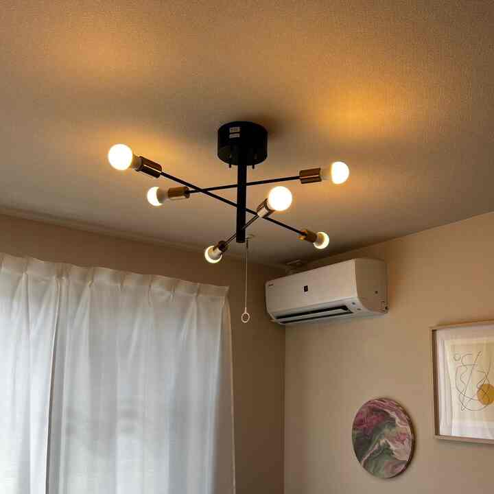 リビングの照明💡
調光調色で一つの電球から調節できるところがポイント
リビングが一気にお洒落になったので買ってよかったです。

#ナチュラルインテリア #シンプルインテリア #北欧 #韓国 #照明 #間接照明 #リビング #ダイニング #寝室 #電球 #シーリングライト