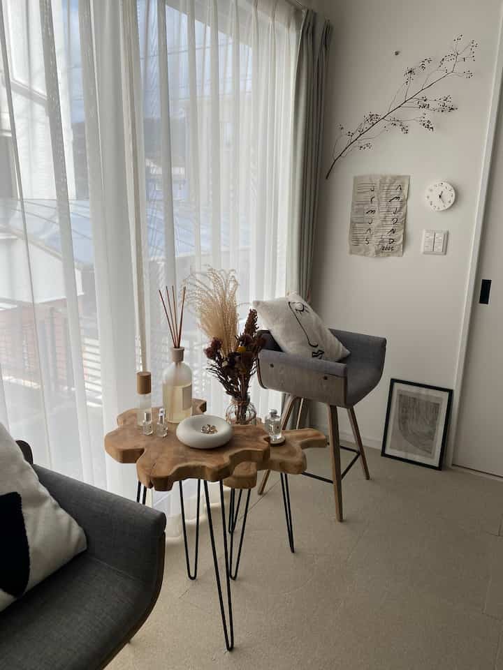 小物を少しだけ配置替え🤏🏻
フラワーベースに入れていた野ばらを壁に飾りました😉
#antry #YukiMIKAMI #culti #baum #jomalone 