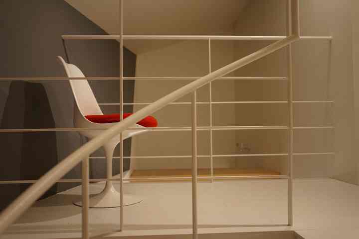 踊り場のちょっとしたスペースに
螺旋階段を上がると見えてきます^ ^

#Knoll 
#チューリップチェア 
#midcentury 
#artek 
#poster 
#螺旋階段 
