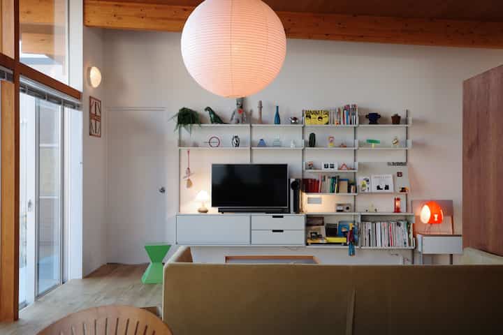 リビングの壁面収納。
テレビは無いのがスッキリするんだけども、現実的にそうはいかず、、、
テレビ台は家の雰囲気を左右すると思っています。
#vitsoe
#ヴィツウ
#イサムノグチ