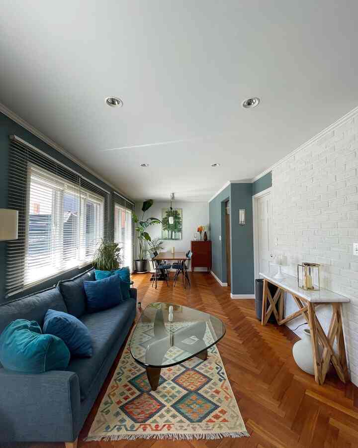 だいぶ昔のリビング
唯一壁が白かった時。
うちの壁で白い部分は玄関と階段しかないのです、、
#リビング #イサムノグチ #IKEA  #キリムラグ
#カラフルインテリア #色のある暮らし