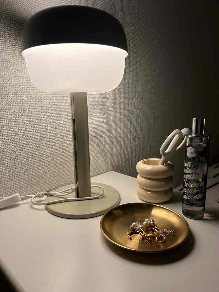部屋の照明💡の追加にもなるし、夜寝る前につけとくのにちょうど良い明るさです。
IKEAで見た時形に一目惚れしました。お値段もお手頃価格です。
#IKEA
#間接照明
#IKEA間接照明
#北欧インテリア
#韓国インテリア
