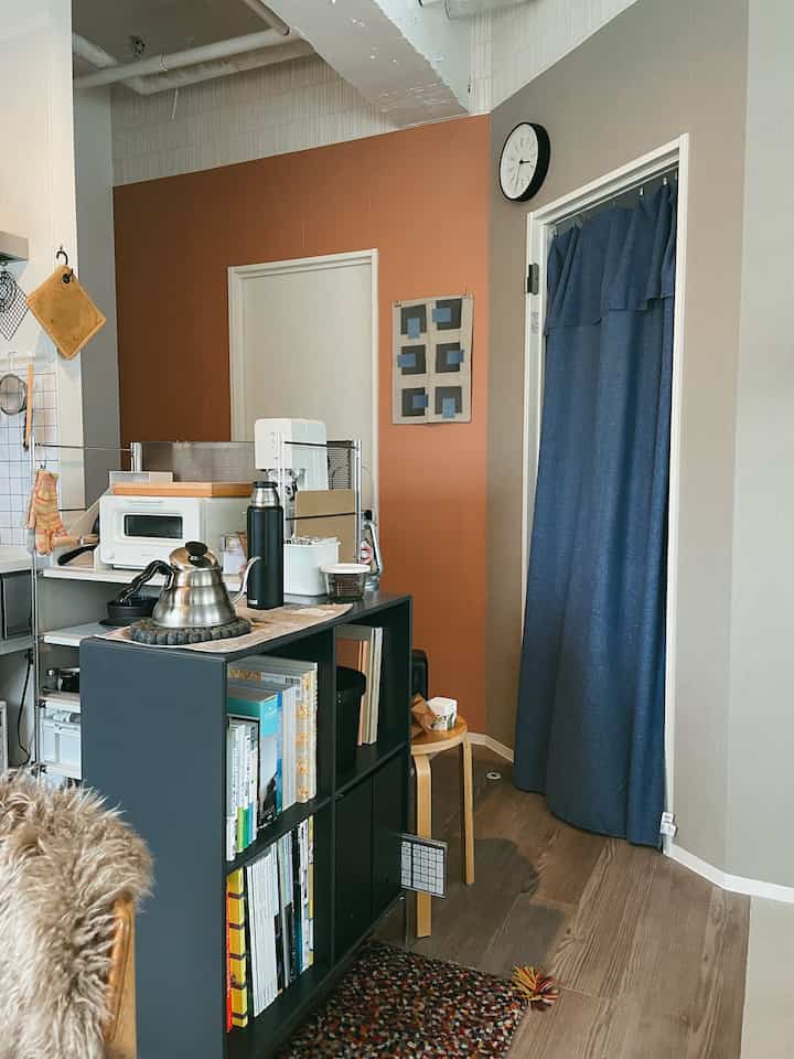 模様替えして、シェルフをキッチンとリビングダイニングの間仕切りに配置。小さなキッチンカウンターとしても活用できて、お茶を用意したりするのに便利。リビング側からアクセスしやすいようにしたので、雑誌や本を手に取る機会がぐーんと増えました。
#模様替え
#ルームスタイリスト
#Roomstylist
#roomstyling
#キッチン
#kitchen
#モンタナ
#montana