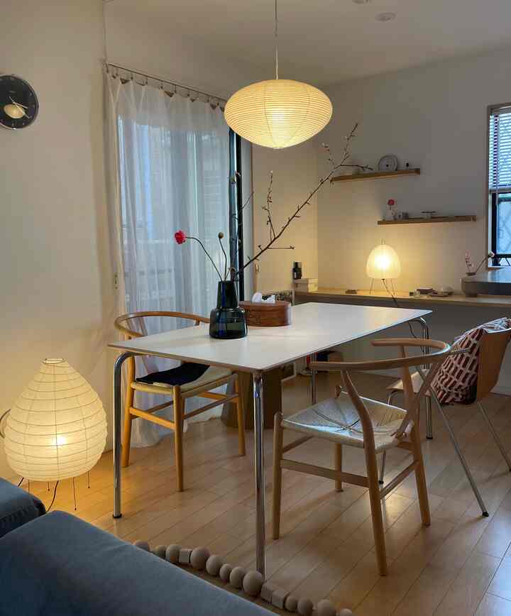 ナチュラルカラーのダイニングルーム、明るい照明と自然の要素を配したシンプルな雰囲気の空間