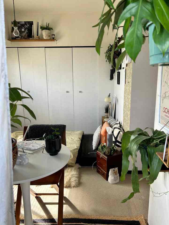 いつもと違うアングルから📷
ベッドリネン交換して気分転換

#interior #myroom #IKEA
#お部屋作り #観葉植物 #観葉植物のある暮らし #ラウンドテーブル#マイルーム