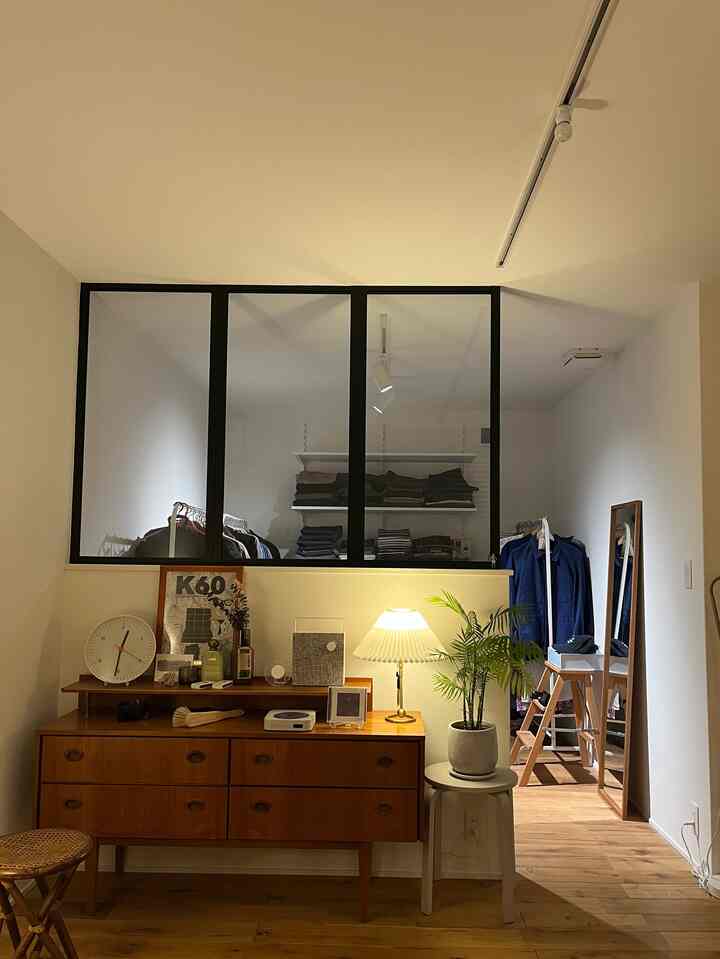 無印良品の壁掛けCDプレーヤーを平置きで使っています。
小さいレコードみたいで可愛いです。
#サイドボード #無印良品 #室内窓 #衣装部屋