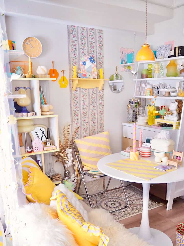 我が家のリビング兼ダイニング🏡
反対側の壁にはワークスペースがあります🖥 
8畳ほどの小さなスペースに、これでもかってくらいお気に入りを詰め込んでる！

#リビング #リビングダイニング #カラフルインテリア #イエローインテリア #ラウンドテーブル 
