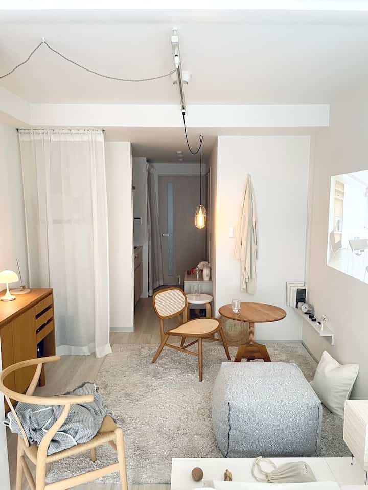 この部屋に引越す時にテレビは処分しました。
プロジェクター選びにとっても悩んで、最終的にxgimi halo+を。
カーテンは遮光のシェードなので、下ろせば昼間でもプロジェクターを観ることができます＾＾
#プロジェクター#xgimi