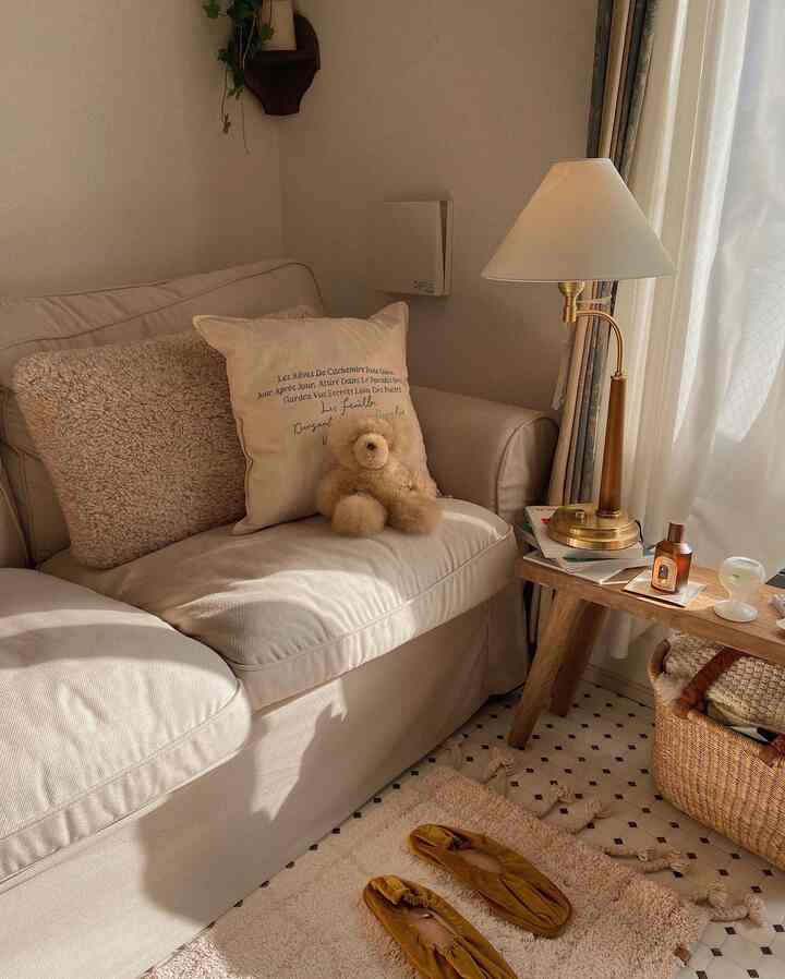 ベージュとナチュラルな色調のリビング、心地よいソファとフロアランプが温かい雰囲気を作る空間