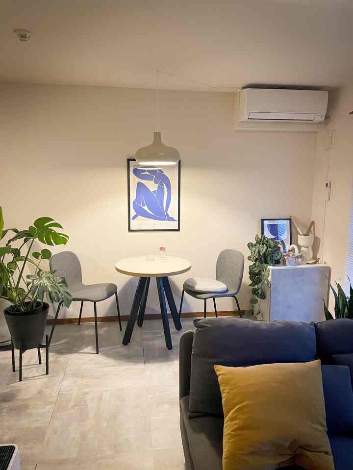 ナチュラルなグリーンプランツとモダンなダイニングセットが配置された二人暮らし向けのカフェ風リビング