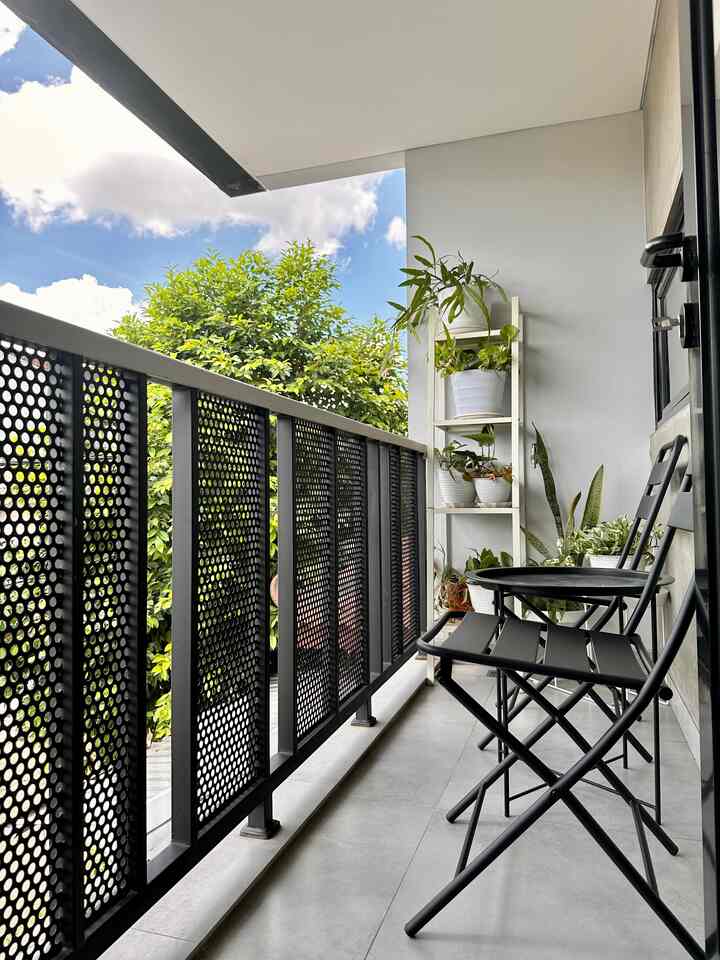 Balkon Industrial ✨
Balkon rumah dengan style industrial menggunakan kursi berbahan metal dan dinding ekspose.
Walaupun tidak begitu luas, tapi balkon dirumah ini tetap nyaman. Menikmati pemandangan sambil duduk di balkon, sederhana tapi indah.
#Balcony
#Eksteriorrumah
#Homedecor
#Homestyling
#Rumahcluster
#ModernIndustrial
#Liveslowly
#Depok
#72m2
#HomeInspiration