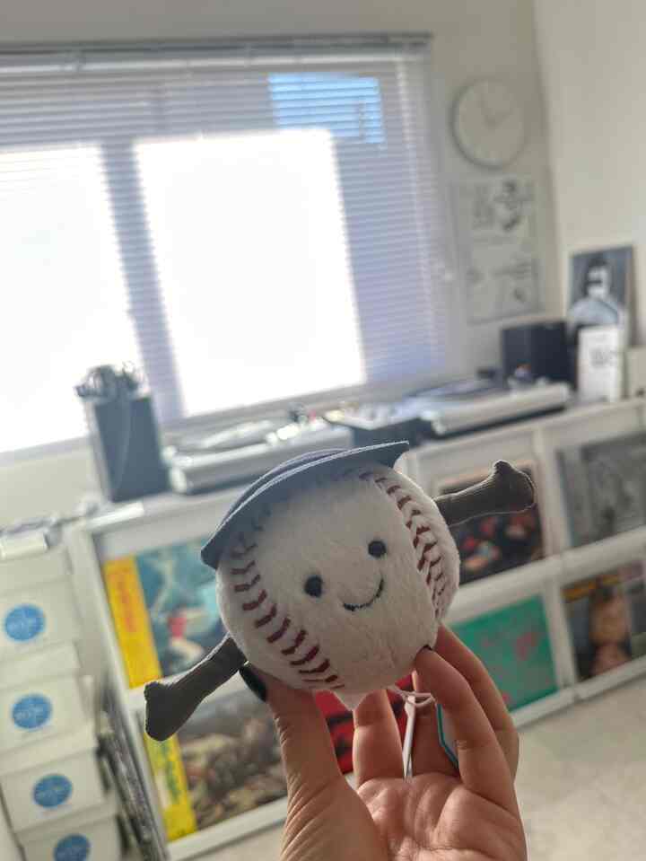 白を基調とした音楽室、窓のブラインドとDJ機器が配置された雰囲気のあるインテリア