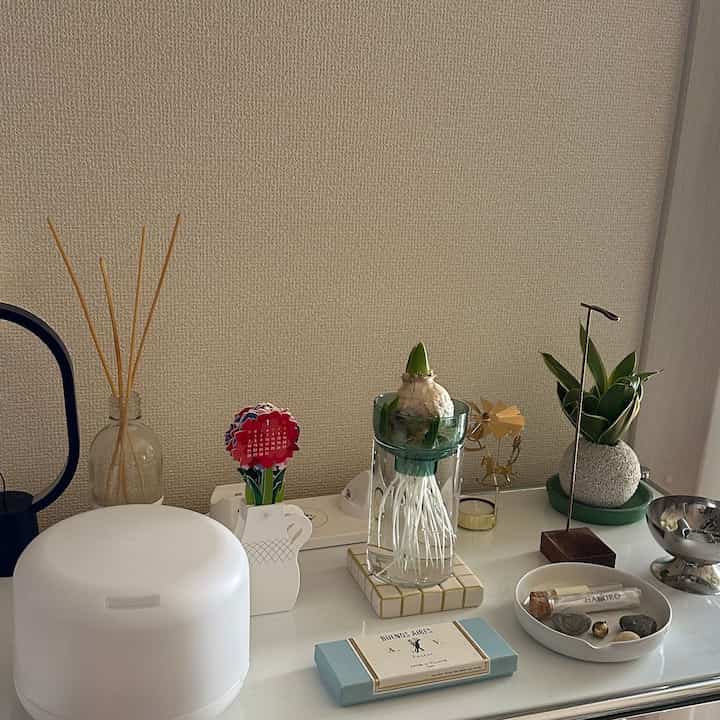 White-toned desk featuring assorted small interior accessories and a tray creating a neat display area