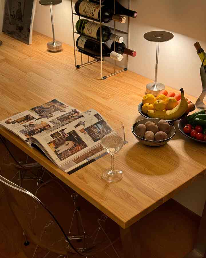 果物や野菜が飾ってある家って素敵ですよね
常にストックあるようにしています笑

最近は度数の低いワインを飲みながら
雑誌を読むのにはまってます。
いい時間です。

#一人暮らし
#インテリア
#1LDK
#ルームツアー
#ワイン
#俺の部屋
#ダイニングテーブル