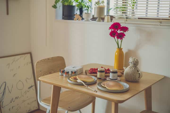 🥞🍓🍓

Pasta kacang merah Toraya dan
Saya menerima madu sebagai hadiah dari WORKERBEE, jadi saya membuat pancake untuk pertama kalinya setelah sekian lama🥞🍳

Kami menggunakan banyak stroberi dan ditaburi pasta kacang merah dan madu dengan kacang vanila🐝

Ngomong-ngomong, madu earl grey yang kutambahkan ke tehku cocok sekali🍯💛

#guntingsporselen
#tukang kayu
#Interior alami
#Ruang dengan poster
#dasar bunga
#Kafe