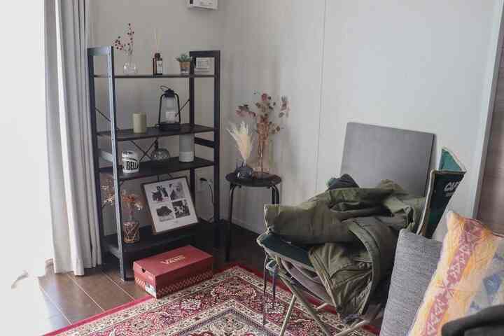 リビングの一角
IKEAのスツールはドライフラワー置き場に

#賃貸 #2LDK #夫婦二人暮らし #リビング #LOWYA #ラグ #IKEA #ACTUS #スツール

