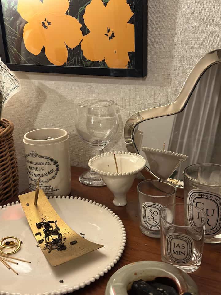 The view of burning incense at night is also mysterious and nice 🌖

#Incense holder #インセンスホルダー #お香 #器 #incense #incenseholder #インテリア雑貨