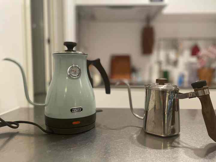 先日、電気ケトルが壊れたので
新しいケトルが仲間入り^ ^
レトロカラーの可愛いケトルです。

#toffy 
#電気ケトル 
#デザイン家電 
#コーヒータイム 
#キッチン 

