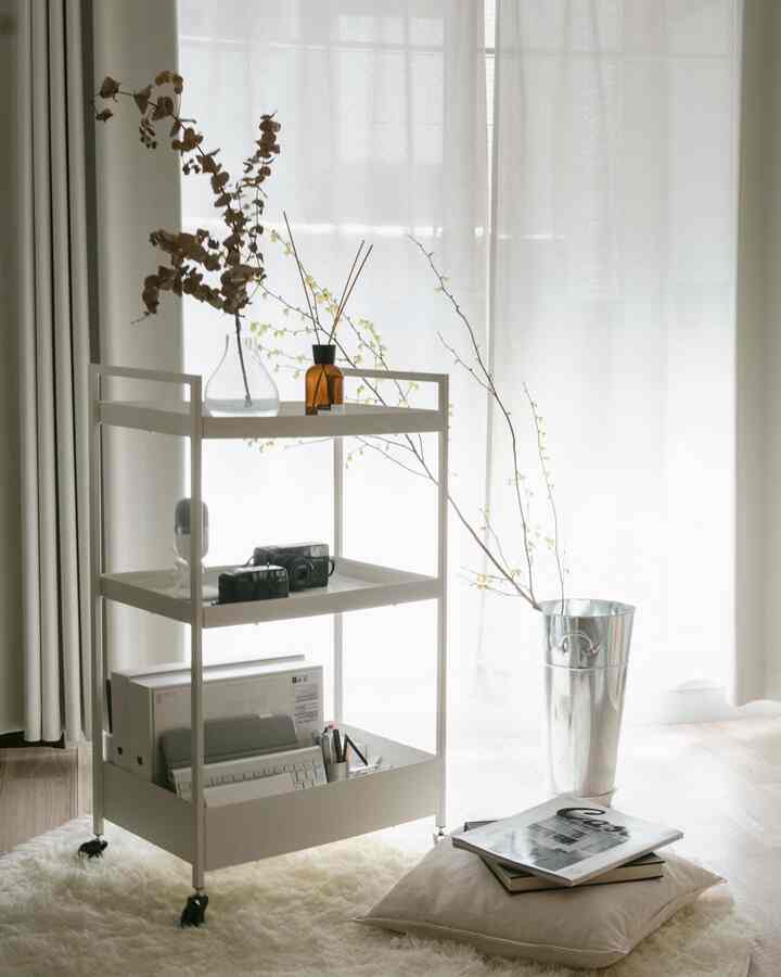 白を基調としたキッチンワゴンが配置され、自然素材とミニマルな収納アイデアが映える落ち着いた雰囲気のインテリア