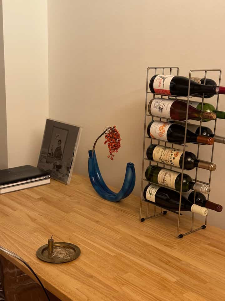 模様替えをしてダイニングテーブルを動かしました
冬なのでしまっていた青くてクセの強いフラワーベースを飾ってみました。京都の骨董品屋さんで購入し、気に入っています。

青×赤でちょっとうるさいですが、良い差し色になってくれているかな、と！

#インテリア
#フラワーベース
#ルームツアー
#一人暮らし
#1LDK
#俺の部屋