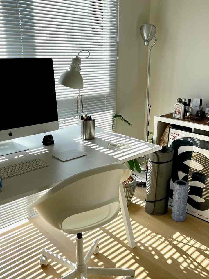  IKEAのデスクがオススメの理由３選🙋‍♀️
①2万円切るお値段
②2人が横並びで仕事ができる
③反対側に椅子を置けばダイニングテーブルに

#ikea #トロッテン