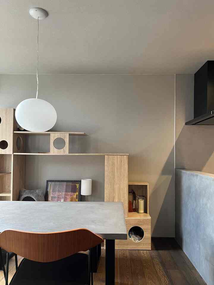 ナチュラルカラーのモダンなダイニングルーム、モールテックステーブルと木製家具、ペンダントライトが配置された印象的な空間