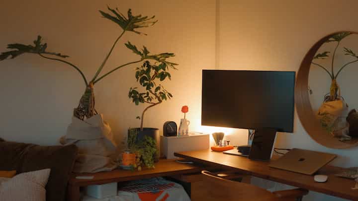 Ruang kerja favorit.

#ruang kerja
#meja
#Lingkungan kerja
#komputer
#buatan sendiri