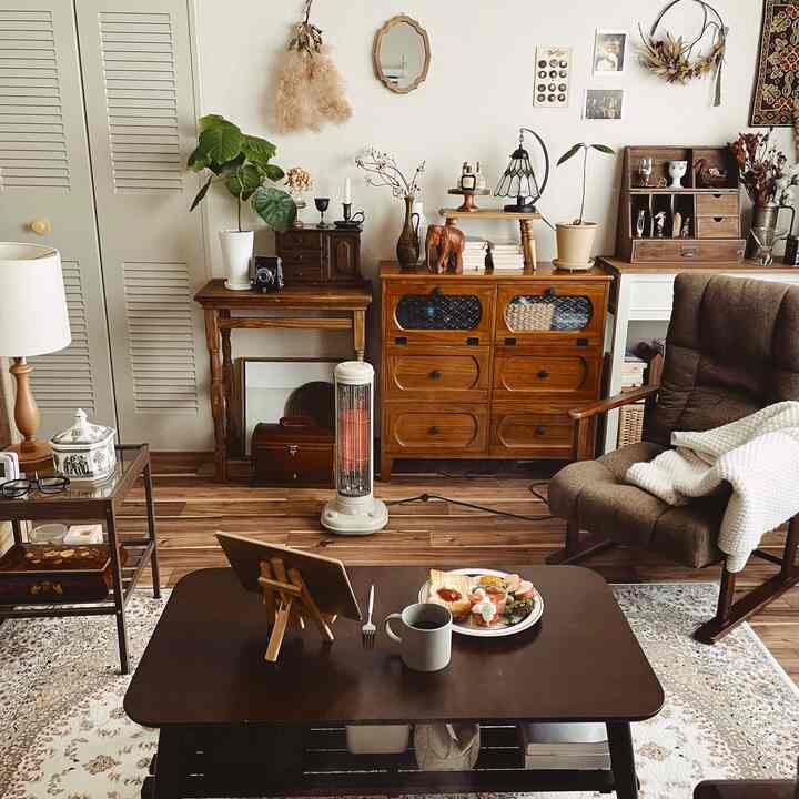 温かみのあるブラウンの色調が特徴的なリビング、木製家具とヴィンテージ雑貨が配置された居心地の良い空間