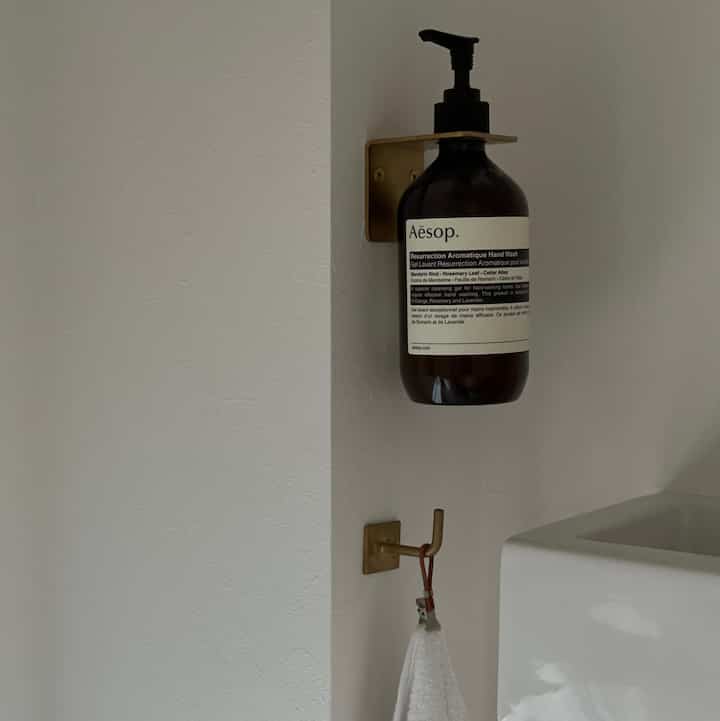 Meski berbeda merek, namun ruangnya disatukan dengan menggunakan kuningan untuk menciptakan ruang yang kohesif.
#toilet
#Toilet bagian dalam
#Kuningan