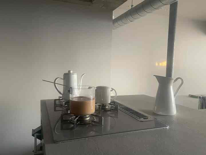 Pada hari-hari dingin, saya merebus teh susu.
Jika dibuat dalam wadah susu kaca, tampilannya akan semakin lebih bahagia.
Bersantai di rumah🫖

#Teh susu #ガラスのミルクパン
#Pot #お茶の時間 #茶の道具