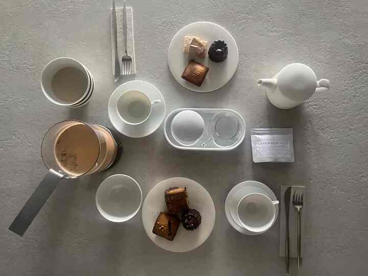 Teh dan manisan yang enak.
Madeleine, canelés, dan scone terbuat dari tepung beras
Nikmati dengan teh susu lavender yang dibuat dengan banyak susu 🪻

#Waktunya minum teh #茶器 #白い器
#Peralatan Makan #クチポール #カフェオレボウル
#koordinasi meja
