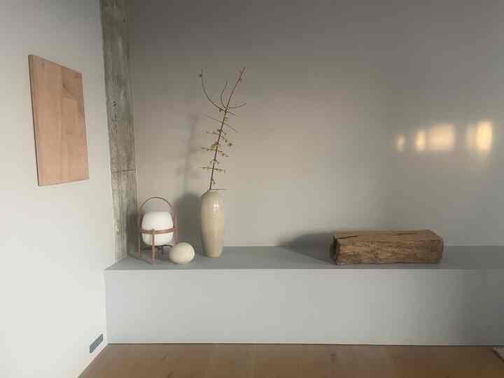 Plum di bulan Januari.
Aroma manis bunga plum menyenangkan.
Cahaya yang bersinar hangat dan tenang.

#Ruang tamu #照明 #santaandcole
#Carl Hansen #花瓶 #フラワーベース
#Objek #林志保