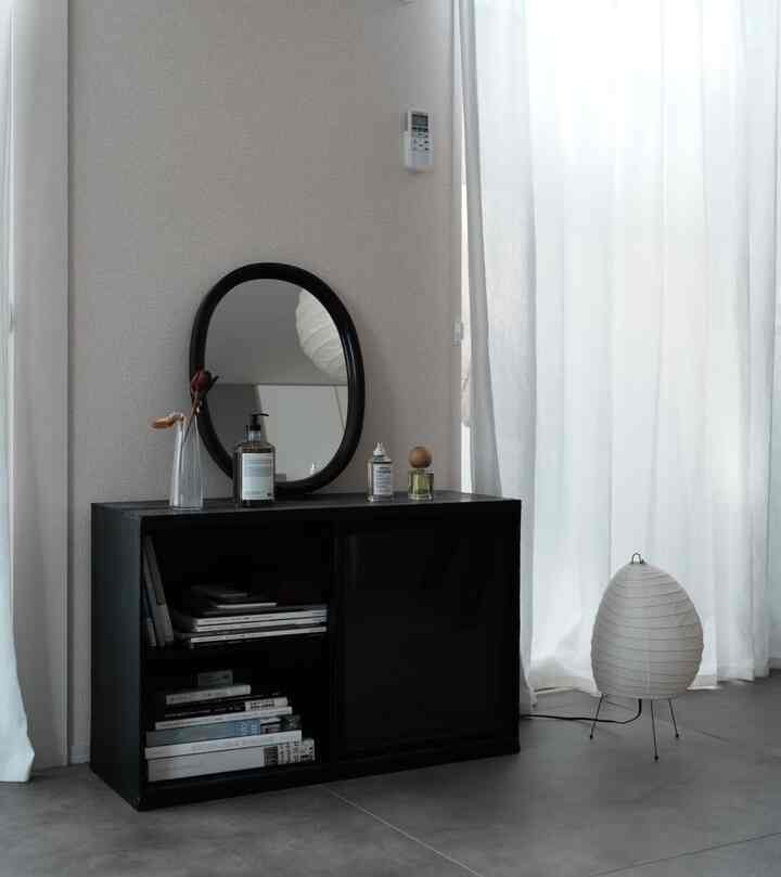 Added Sori Yanagi's mirror🪞
I'm having trouble deciding whether to hang it on the wall...
The problem is the air conditioner and the remote control!

#Sori Yanagi
#mirror