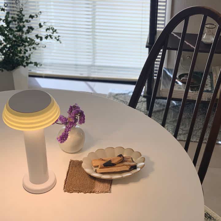 ソーデンライトはホワイトを選びました💡
ダイニングテーブルとも相性が良く、
パソコン作業をする時のデスクライトとしても
使っています🛋

#SowdenLight #デスクライト #ダイニングテーブル #アーコールチェア