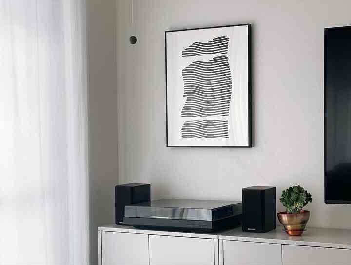 I love this art by AICON and am so glad I bought it.
When you set a record, if you look at it up close, you can't tell what the motif is at first glance, but when you look at it from the sofa or dining chair, you can clearly see the shape.
A woman puts her hand on her forehead, and although her expression is not shown, her emotions seem to be visible.

#aicon #interiorartdesign #interiorarts #drawingart #interiorposter