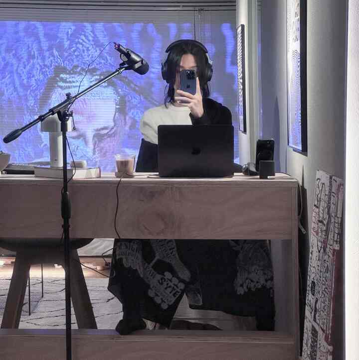 作業とご飯を兼用出来るカフェっぽいカウンターテーブルが欲しかったので自作
BIOTOPで見つけたエアプランツを添えて、この植物夜しか水分を吸収しないらしい👀
あとAesopのこの香水めちゃくちゃ好き
#カウンターテーブル
#カフェ風
#ホームスタジオ
#ワークスペース
#ダイニング
#DIY