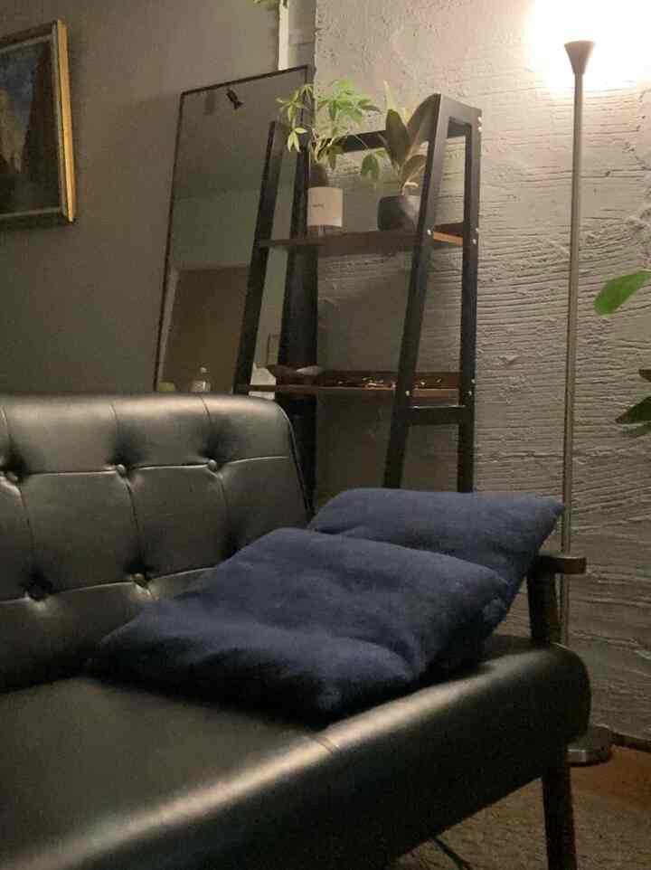 IKEAのアッパーライト１つ置くだけで良い感じになる🪔
#間接照明
#ソファー
#オープンシェルフ
#ラグ
#北欧