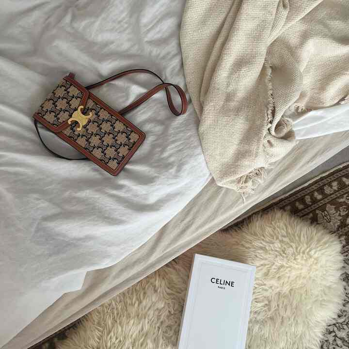 ホワイトとベージュの色調の寝室、掛け布団カバーとブランケットが配置された雰囲気のあるナチュラルな空間