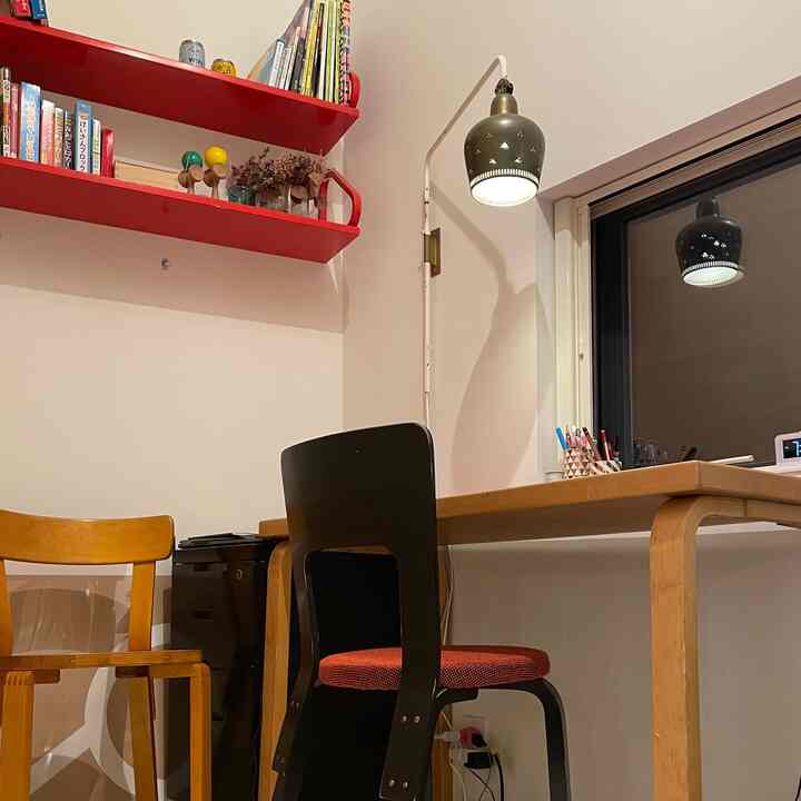 黒✖︎赤の小さな空間。
狭いけど落ち着きます^ ^

#ワークスペース 
#studyroom 
#artek 
#vintage 
#finnishdesign 
#北欧 
#北欧インテリア 
#カラフル 

