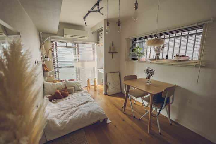 🛌🪑☁️

ここのところ寒い日が続きますね🐧
エアコンの乾燥が気になるので日中は付けずに我慢😑
（この後、寒さに負けて付けたのは内緒）

#ポスター
#リザルトチェアー
#ブランケット
#ワンルーム
#ナチュラル
#ペンダントライト 
