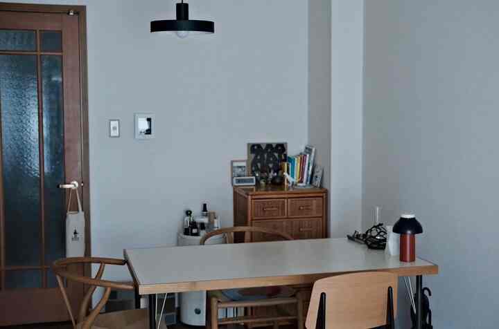 ナチュラルなブラウンウッドとホワイトテーブルが配置された北欧風の雰囲気あるダイニングルーム