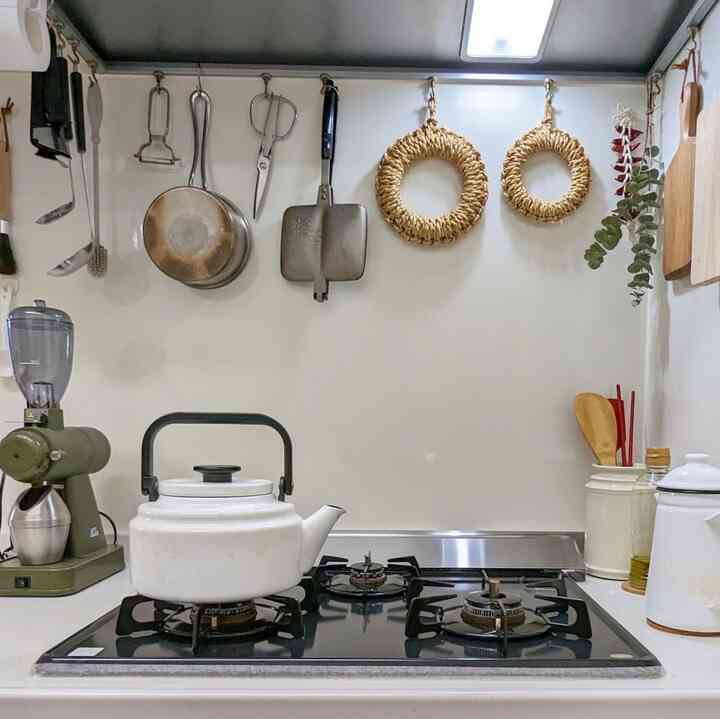 I think the kitchen looks better when it has a lot of stuff, but on the other hand, it's hard to clean😂

This amount is comfortable and I haven't noticed any changes in my appearance for about a year.

#Kitchen #キッチン #キッチンインテリア #スコープ #野田琺瑯 #カリタ #カリタネクストG #kalita #kalitanextg