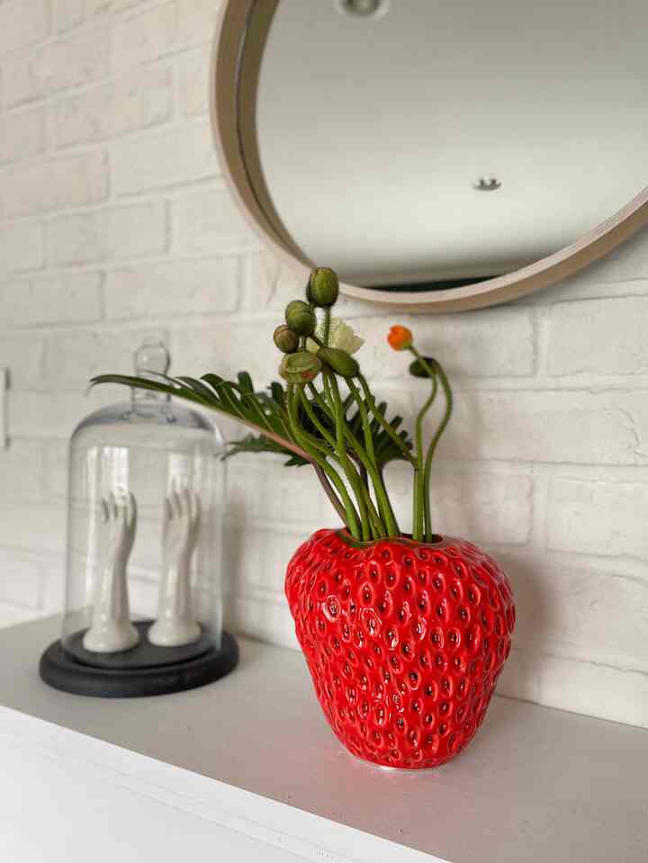 イチゴのフラワーベース！
かわいくて一目惚れで購入しました
かなりポイントになってます
#イチゴフラワーベース 花器 #ガラスドーム　
#花 #花のある暮らし 