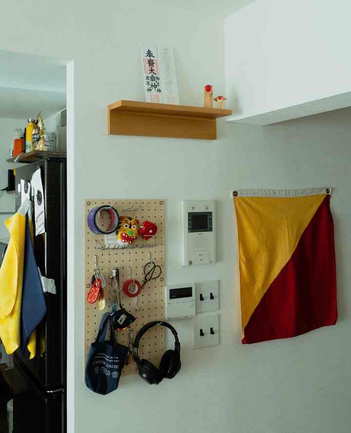 神棚は無印良品の「壁に付けられる家具」で作っています。ヴィンテージのフラッグも飾っています。

#インテリア #生活感のある暮し 
#instahome  #リノベーション #リノベマンション #中古マンション  #無印良品