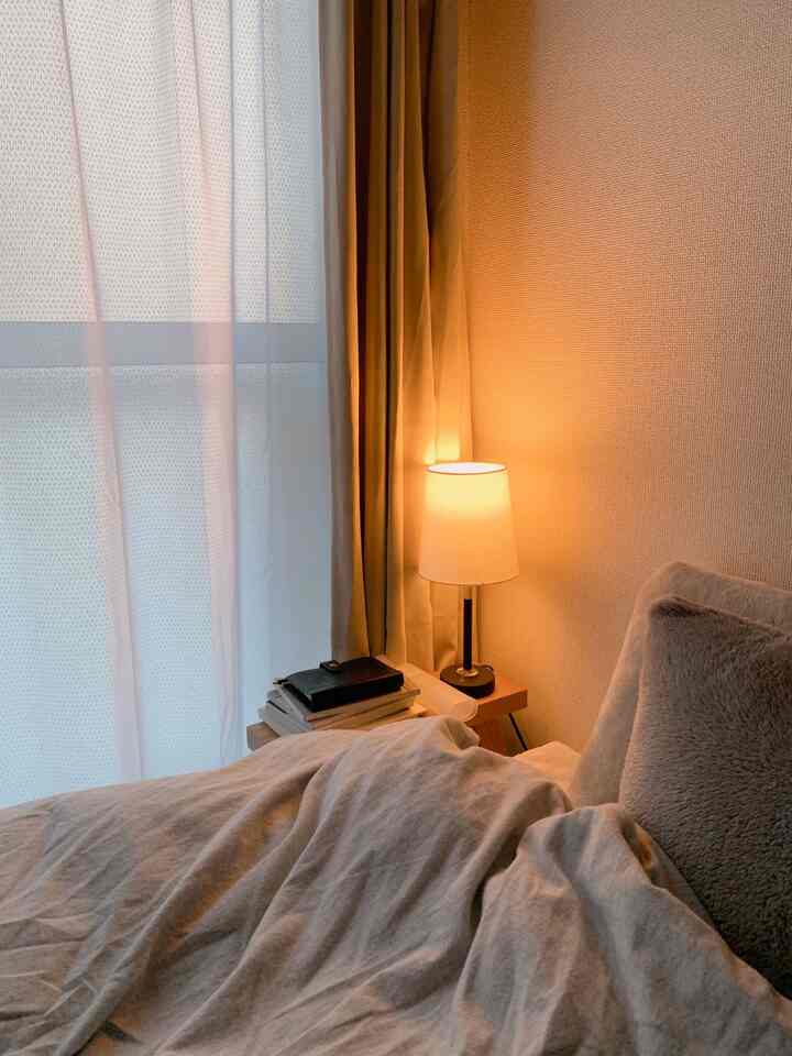 ベッドサイドの灯り。
寝る前の読書用と、部屋の隅に照明を配置する事でインテリアに奥行きが出るので、オススメです。

#1kインテリア #ナチュラルインテリア #賃貸インテリア #ひとり暮らし #間接照明 #間接照明のある暮らし #灯りのある暮らし #cozyroom #myroom #goodroom取材 #好きなものに囲まれた暮らし #インテリア雑貨 #roomtour #ルームツアー #壁面インテリア #ソファー #フレグランス #テーブルライト #フロアライト #日常を切り取る 