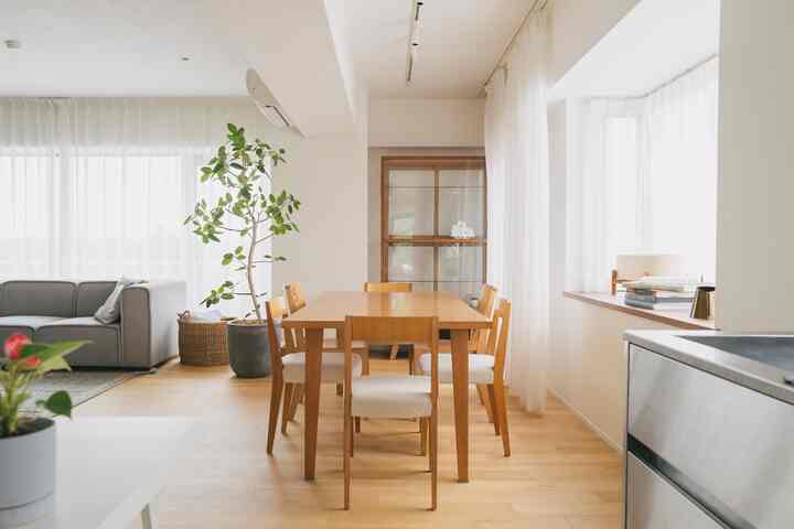 白と木目調の調和が美しい明るくシンプルな4人用ダイニングとリビングの空間