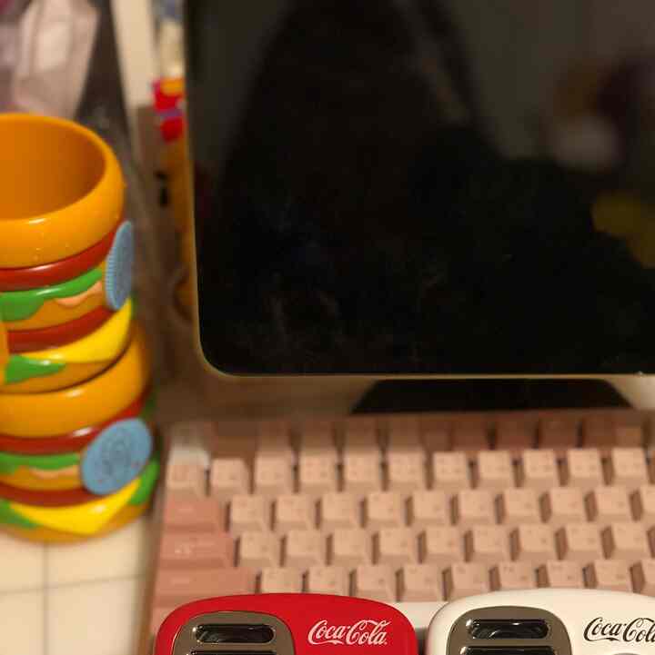 2024/02/04

最近ダイソーでコカコーラのスピーカーを発見し購入しました。音質も良くておしゃれで可愛い！

キーボードも新しく買い替えました！

#コカコーラ #キーボード